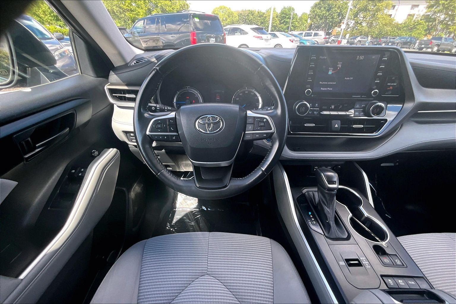 Used 2022 Toyota Highlander LE AWD/4WD image 5