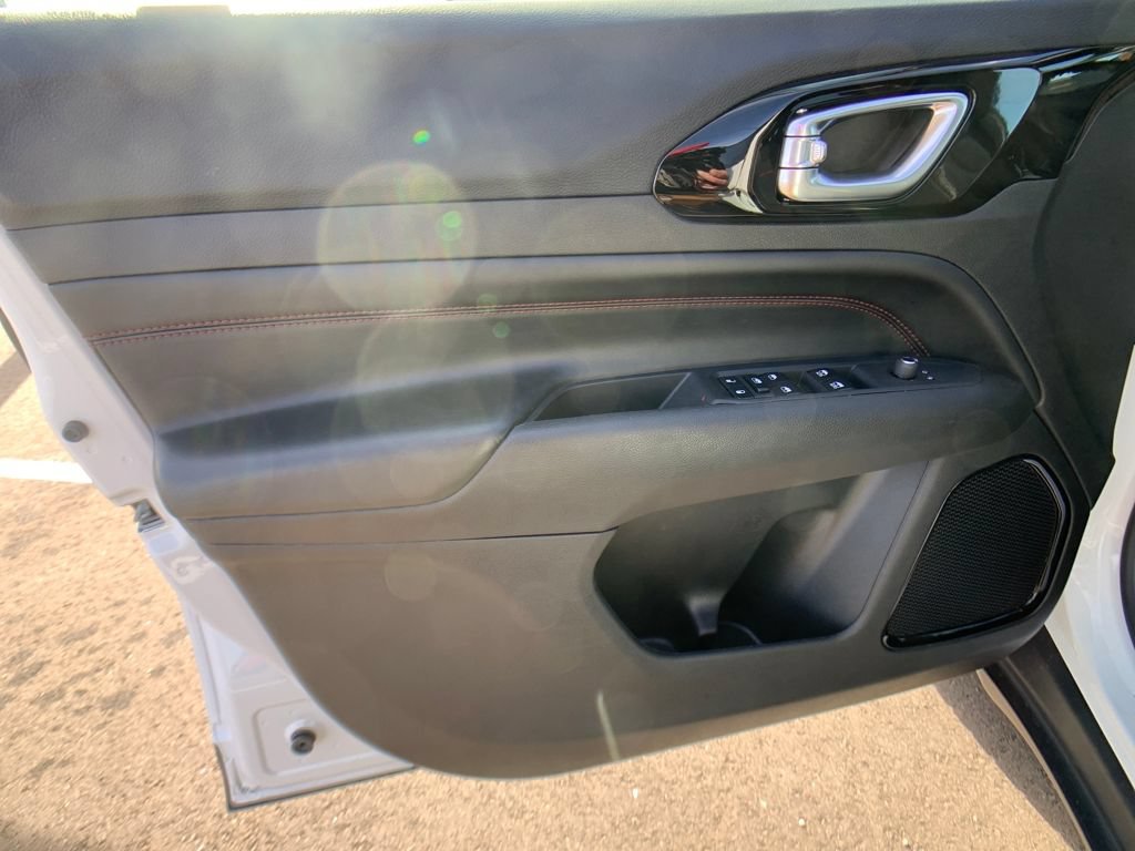 Used 2024 Jeep Compass Trailhawk AWD/4WD image 12