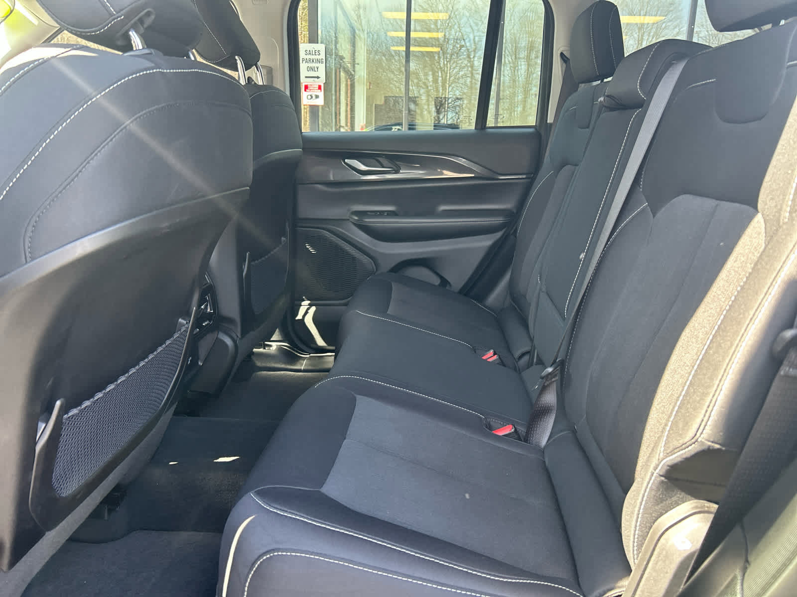 Used 2023 Jeep Grand Cherokee Laredo image 34