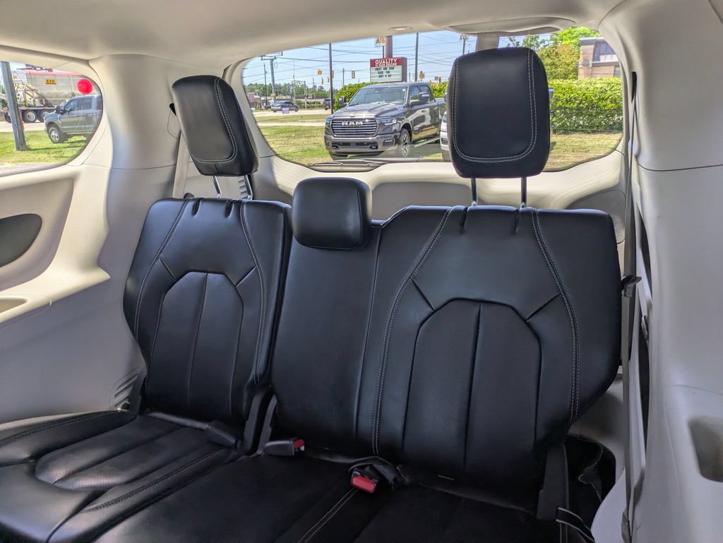 Used 2023 Chrysler Pacifica Touring-L FWD image 27