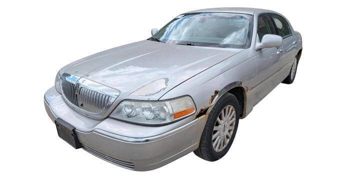 Used 2003 Lincoln Town Car Signature RWD image 1