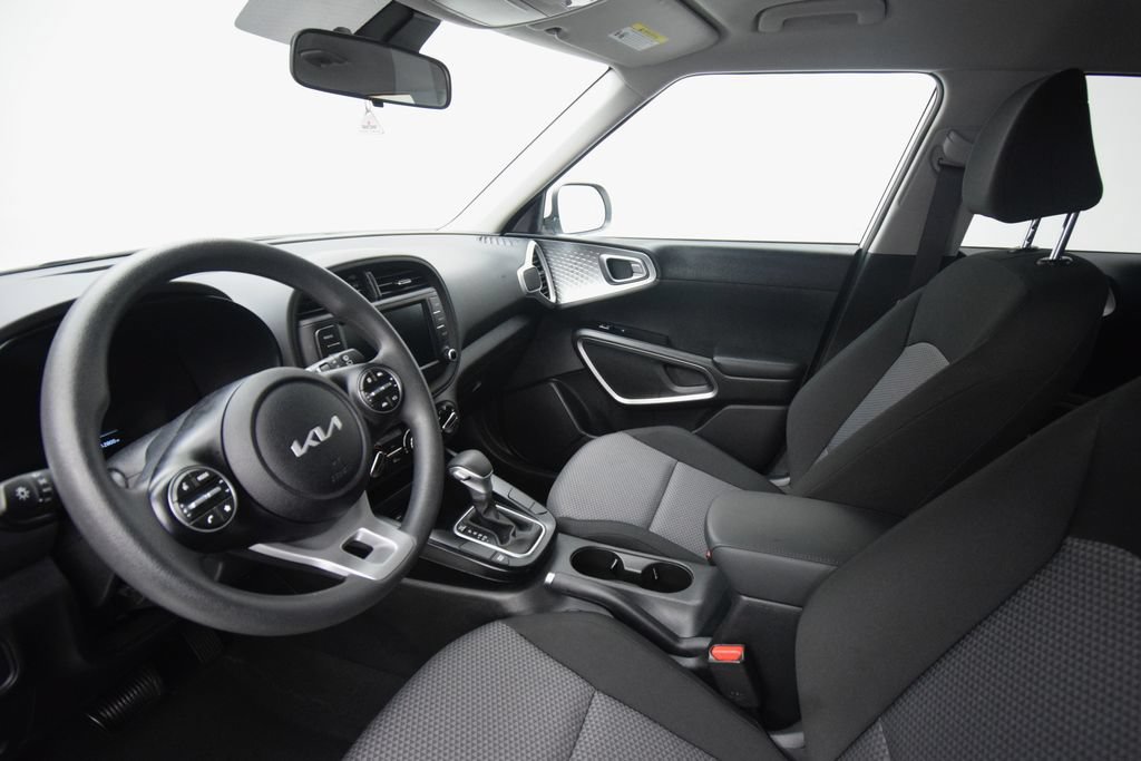 Used 2025 Kia Soul LX w/ LX Technology Package FWD image 10