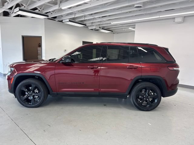 Used 2023 Jeep Grand Cherokee Altitude AWD/4WD image 7