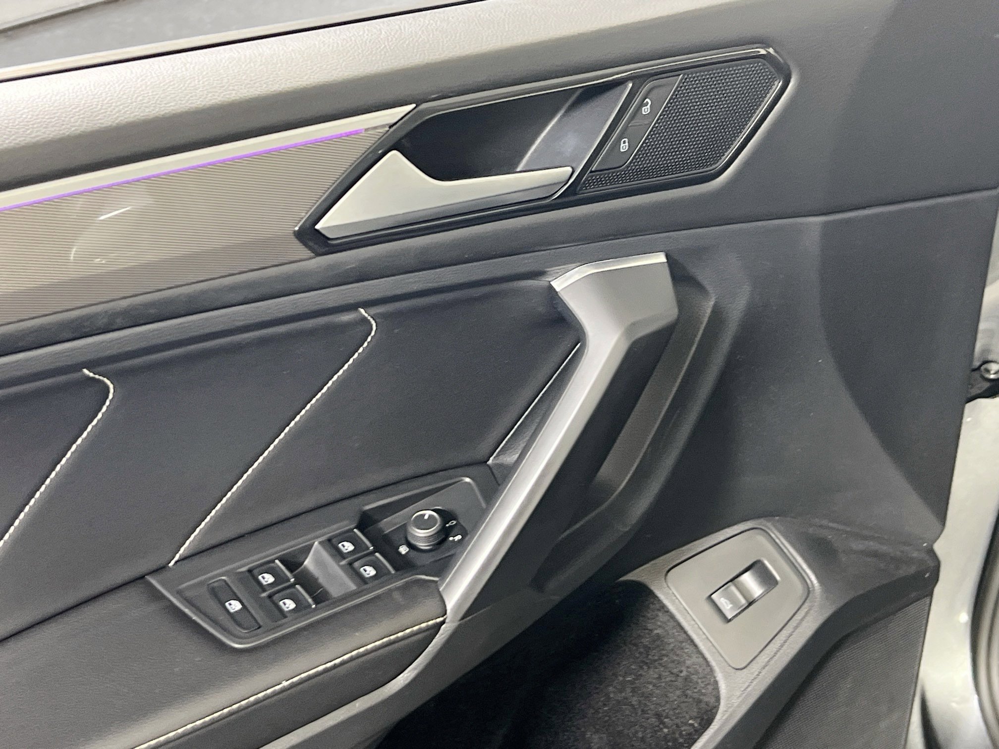 Used 2022 Volkswagen Tiguan SE R-Line image 17