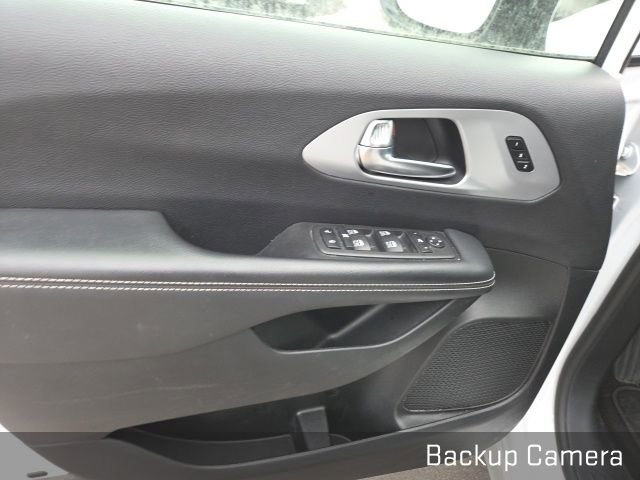 Used 2025 Chrysler Pacifica Limited image 10
