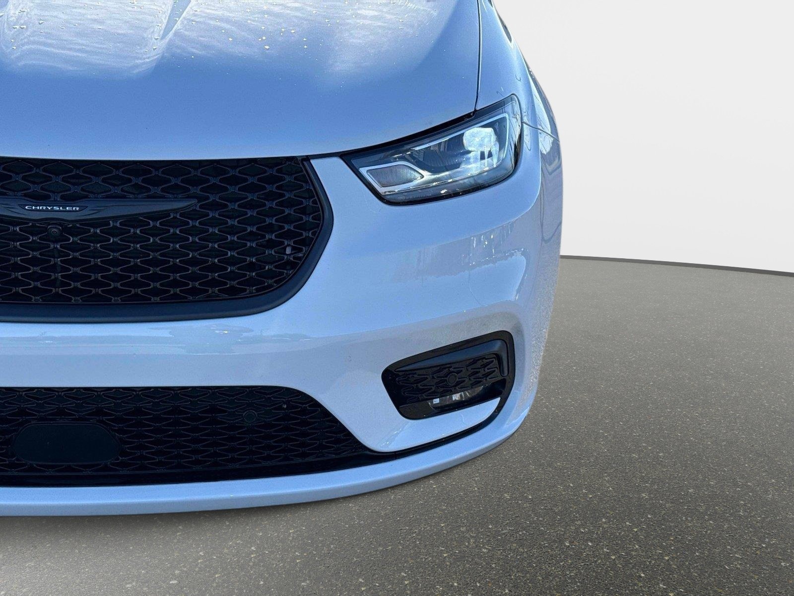 Used 2024 Chrysler Pacifica Limited w/ S Appearance Package image 10