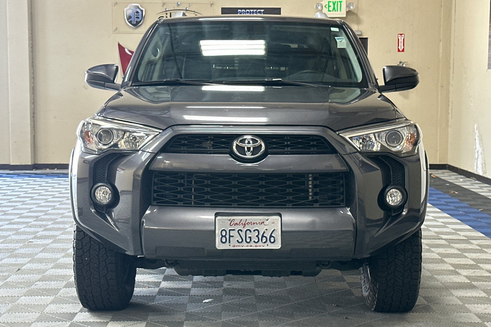 Used 2018 Toyota 4Runner SR5 AWD/4WD image 9