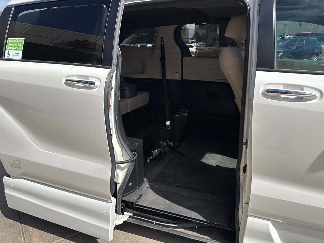 Used 2021 Toyota Sienna XLE AWD/4WD image 25