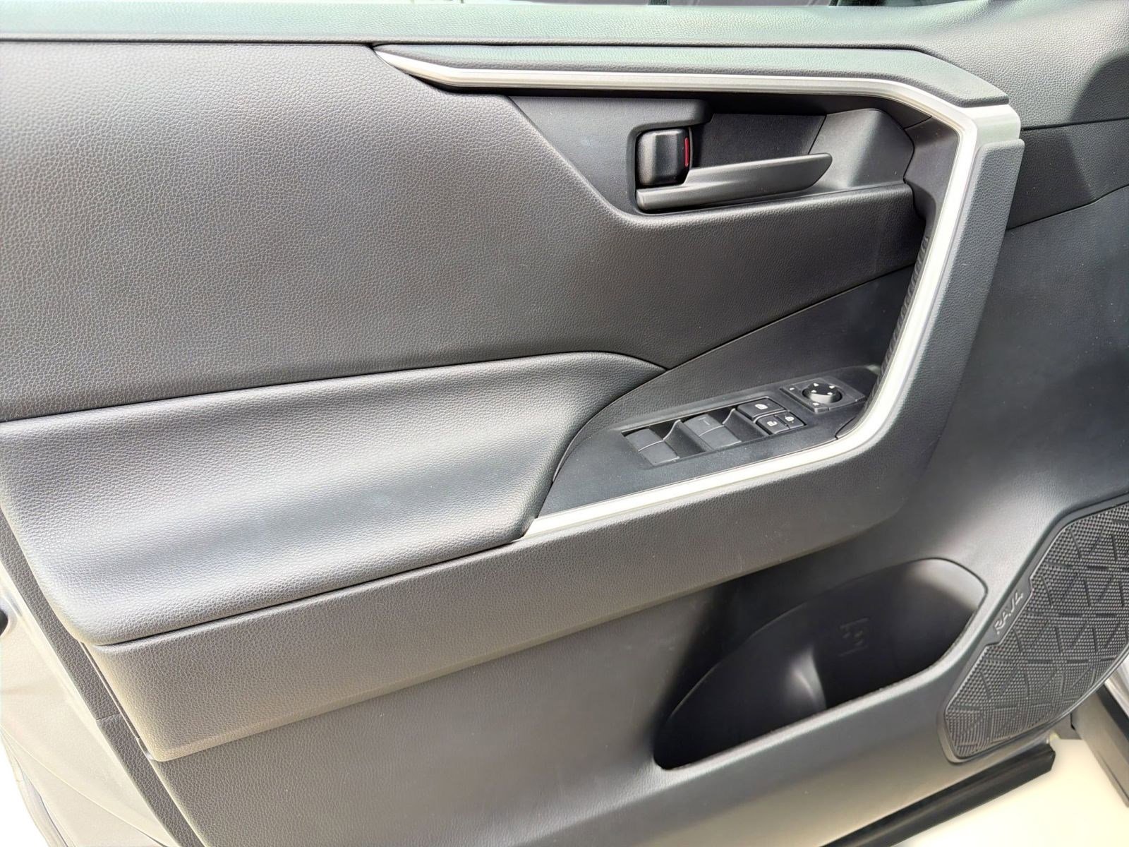 Used 2022 Toyota RAV4 LE image 12