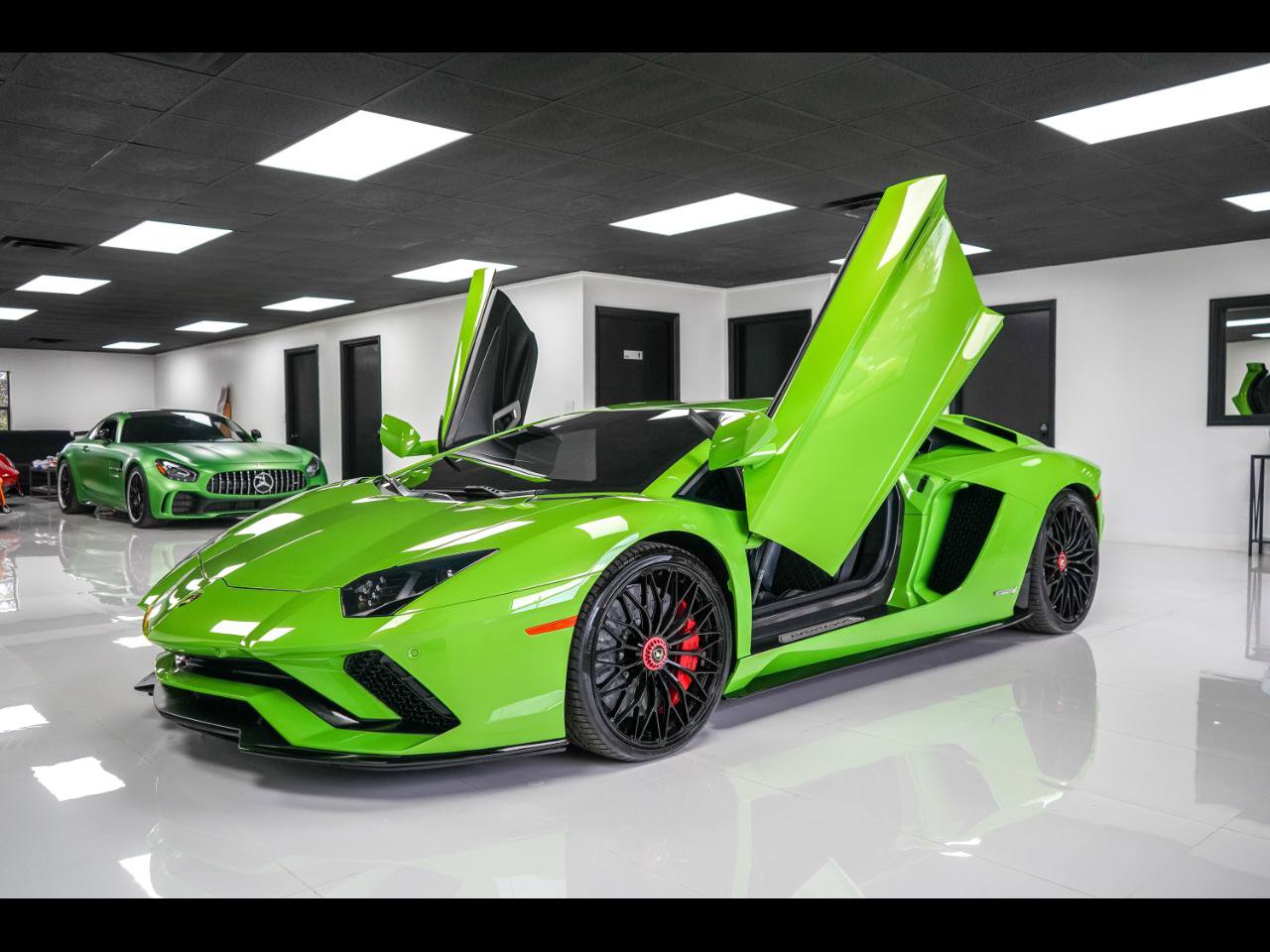 Used 2018 Lamborghini Aventador S AWD/4WD image 2