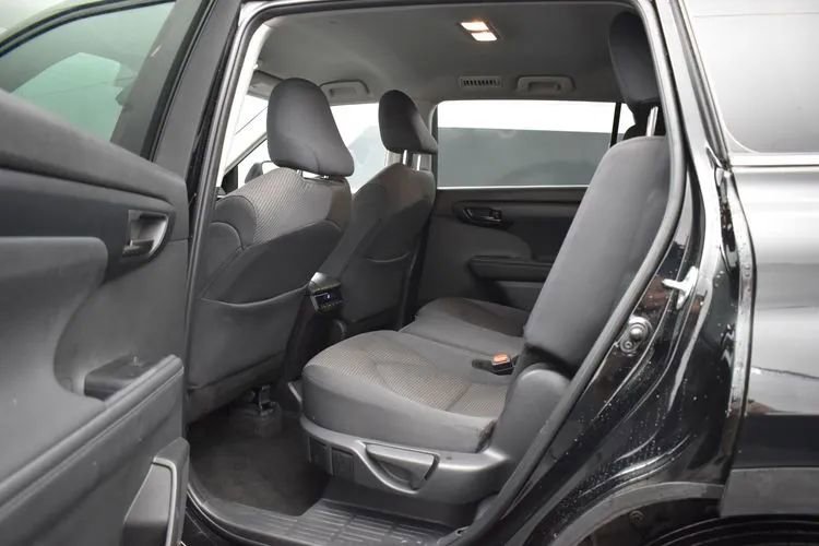 Used 2025 Toyota Highlander LE FWD image 15
