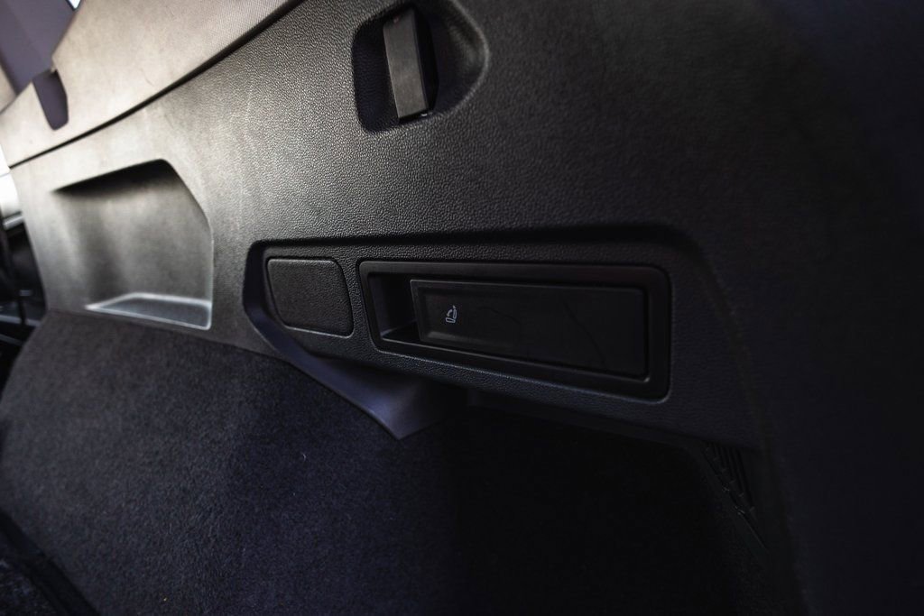 Used 2021 Volkswagen Tiguan SE w/ Panoramic Sunroof Package image 38