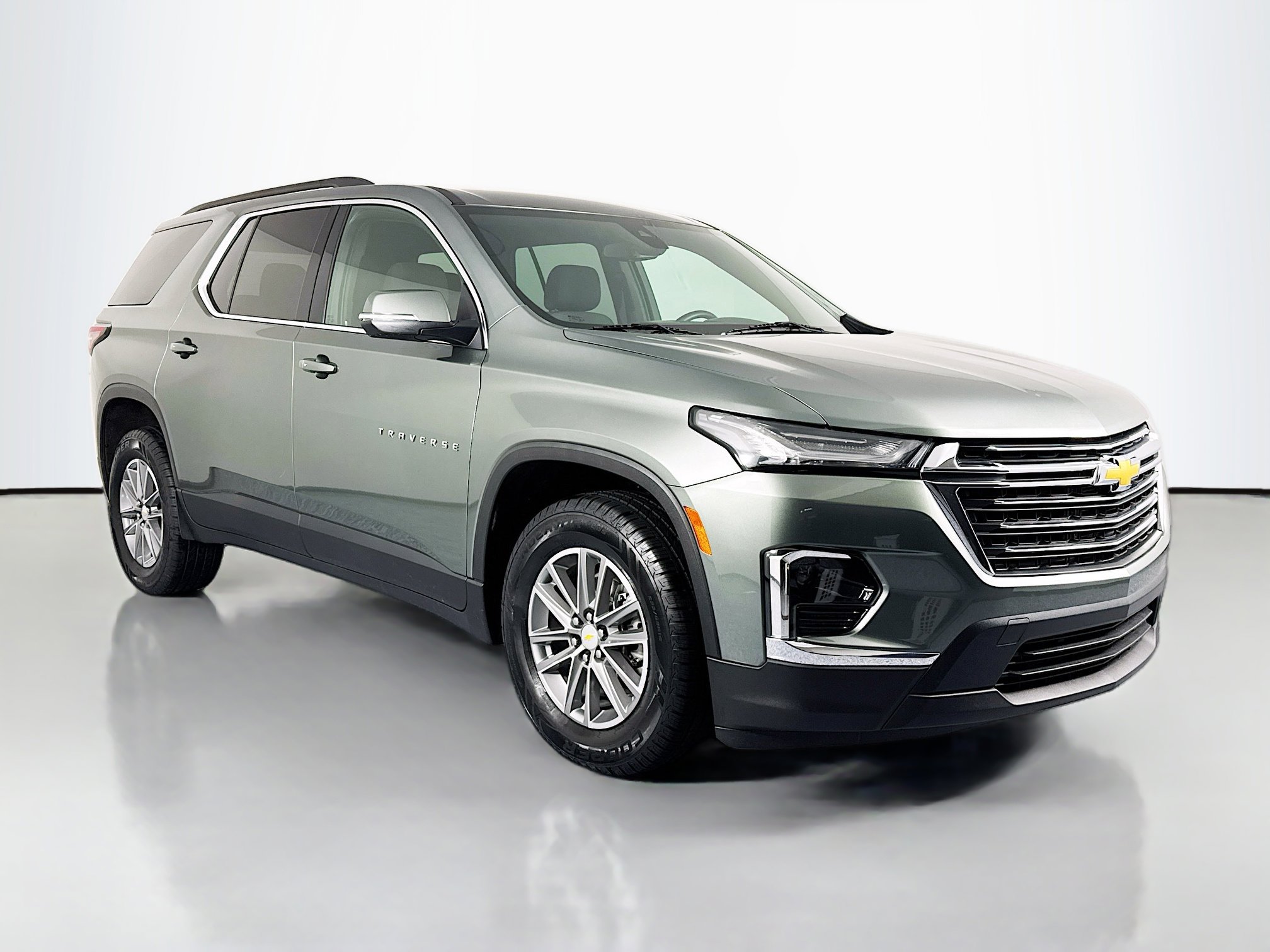Used 2023 Chevrolet Traverse LT image 3
