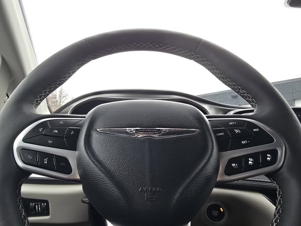Used 2024 Chrysler Pacifica Touring-L w/ Uconnect Theater Family Group image 25