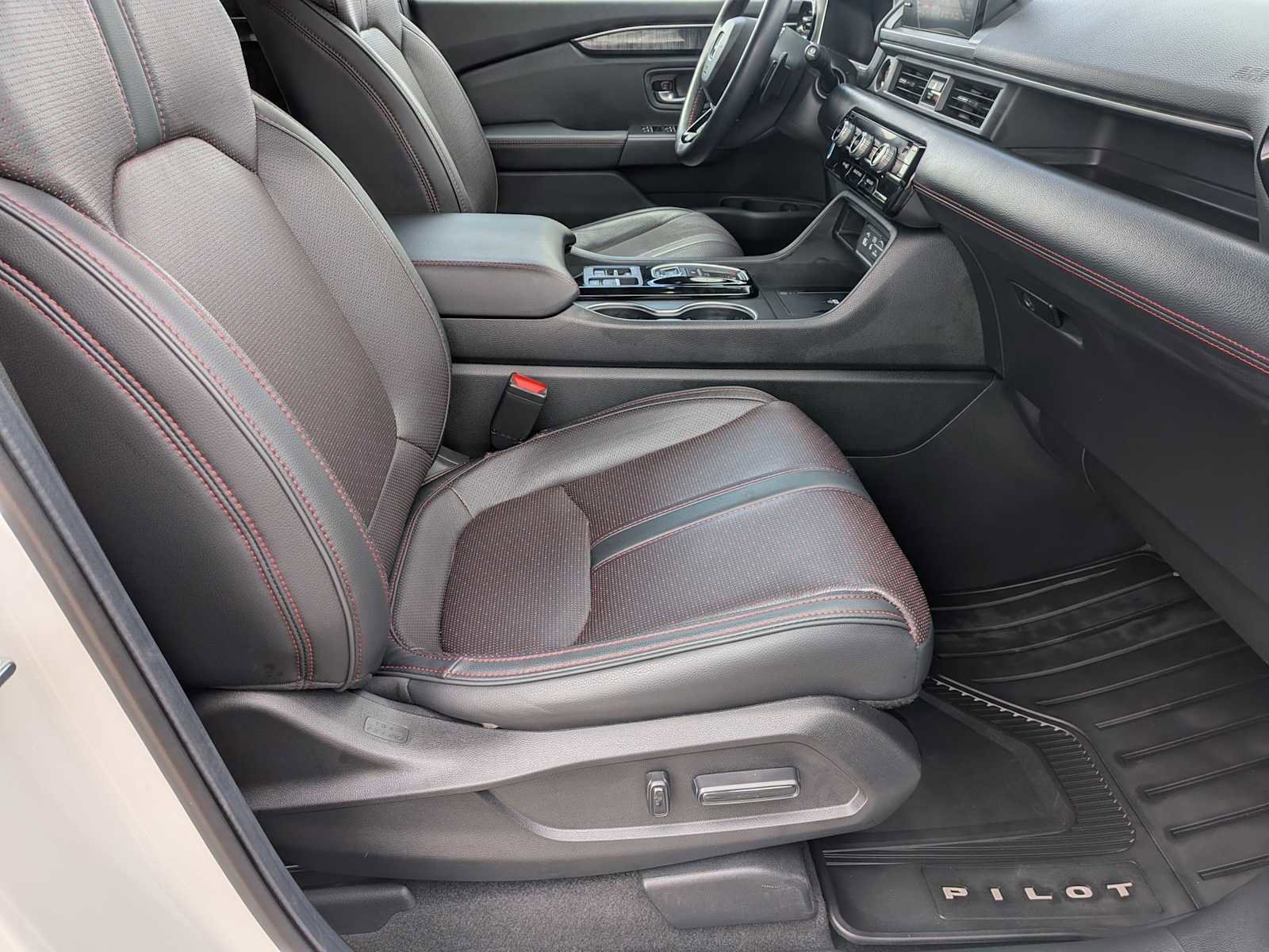 Used 2025 Honda Pilot Black Edition image 21