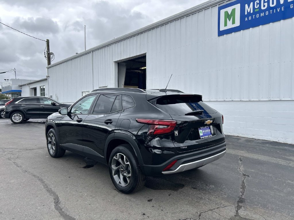 Used 2024 Chevrolet Trax LT w/ Driver Confidence Package FWD image 3