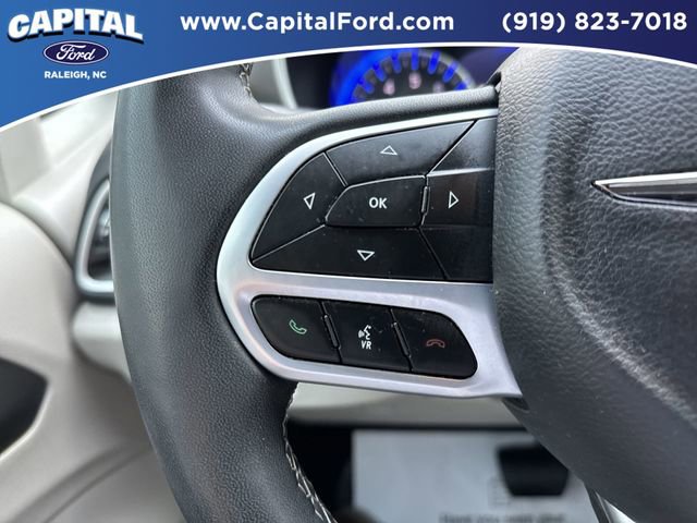 Used 2023 Chrysler Pacifica Touring-L FWD image 25
