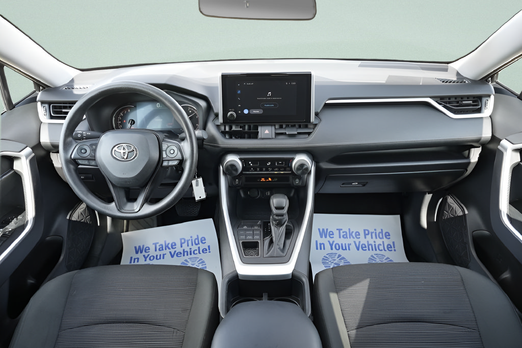 Used 2024 Toyota RAV4 LE AWD/4WD image 16