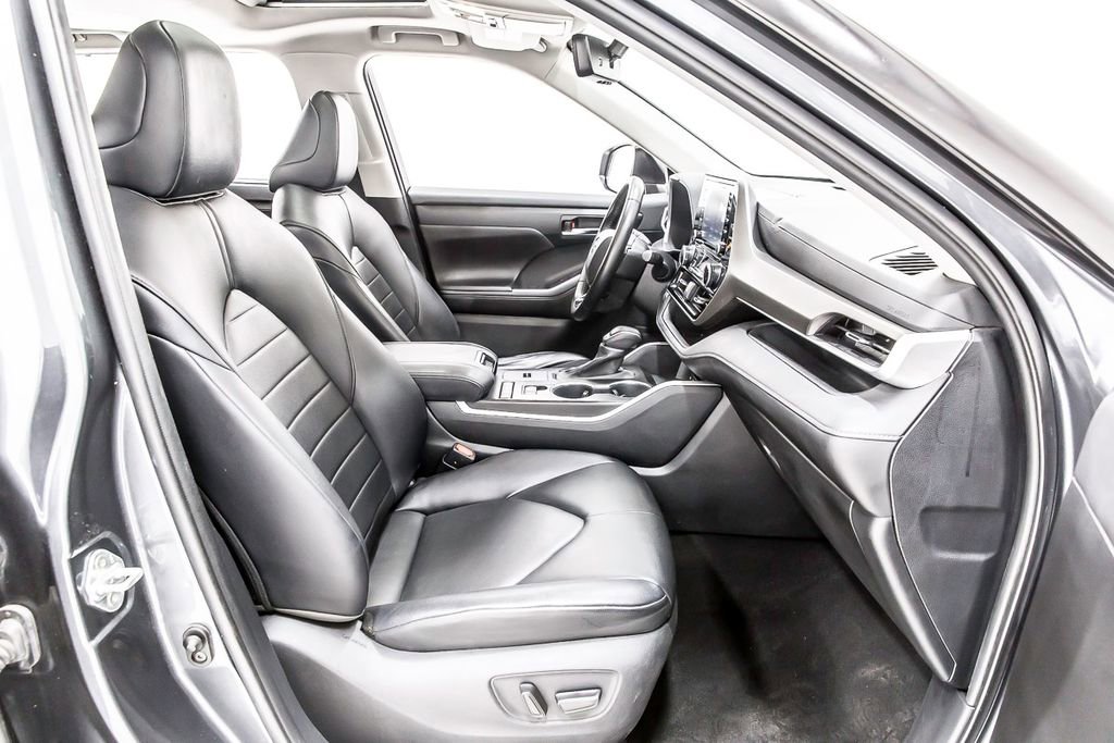 Used 2020 Toyota Highlander XLE FWD image 30