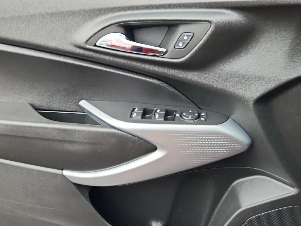 Used 2024 Chevrolet Trax RS FWD image 8