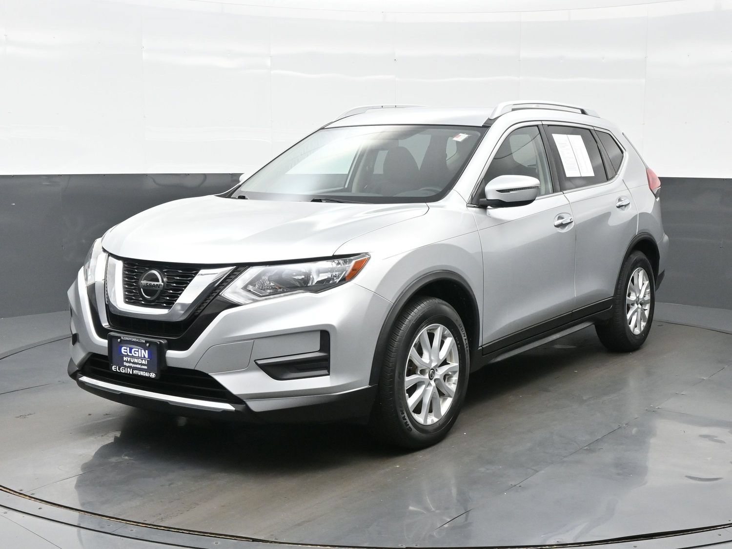 Used 2018 Nissan Rogue SV FWD image 2