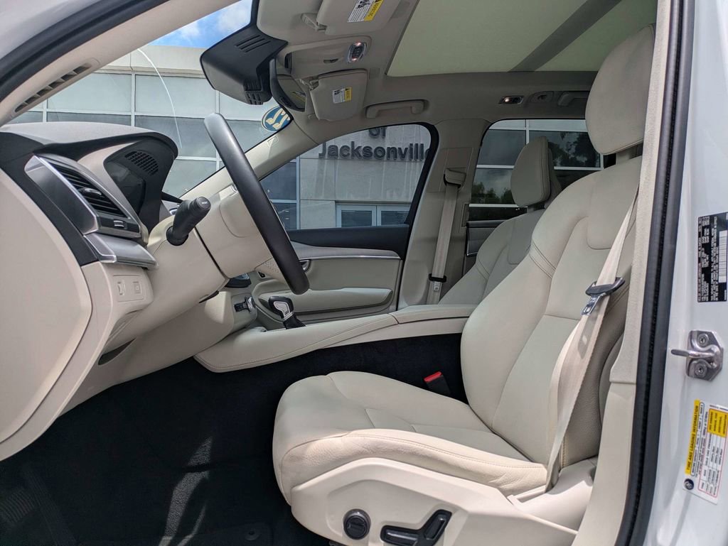 Used 2022 Volvo XC90 T5 Momentum FWD image 2