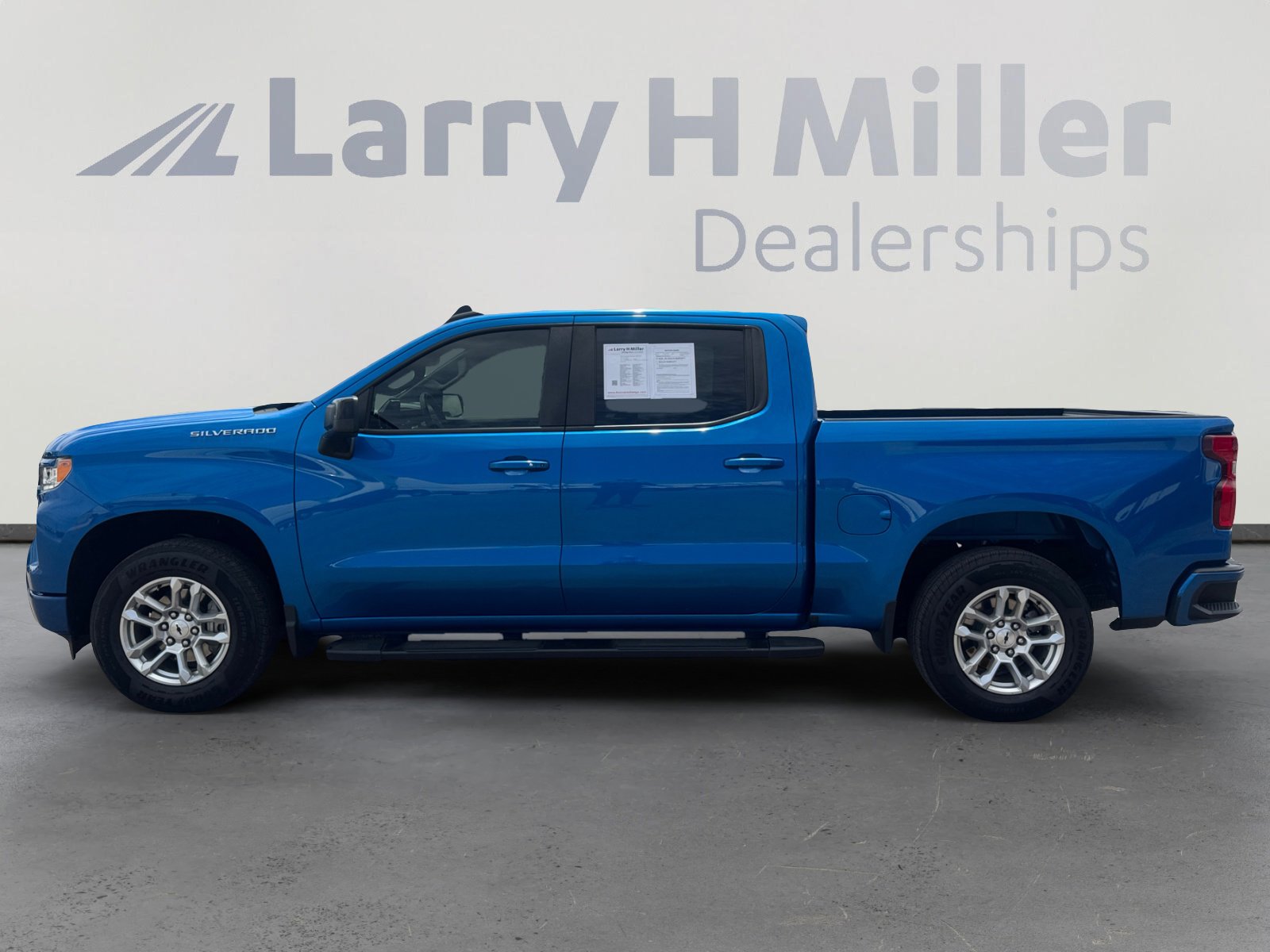 Used 2024 Chevrolet Silverado 1500 RST RWD image 2
