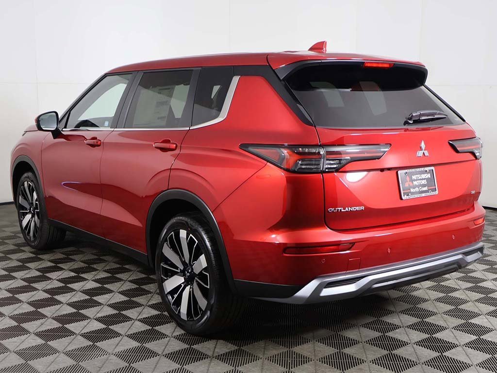 New 2025 Mitsubishi Outlander SE image 11