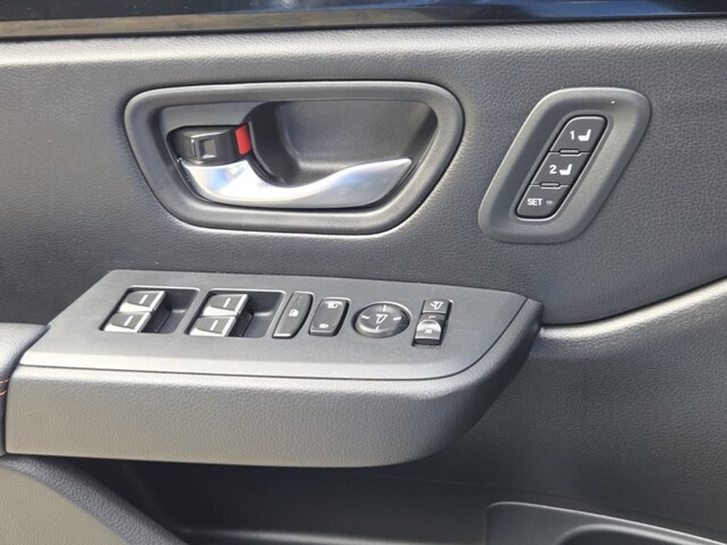 Used 2025 Honda Pilot TrailSport image 31
