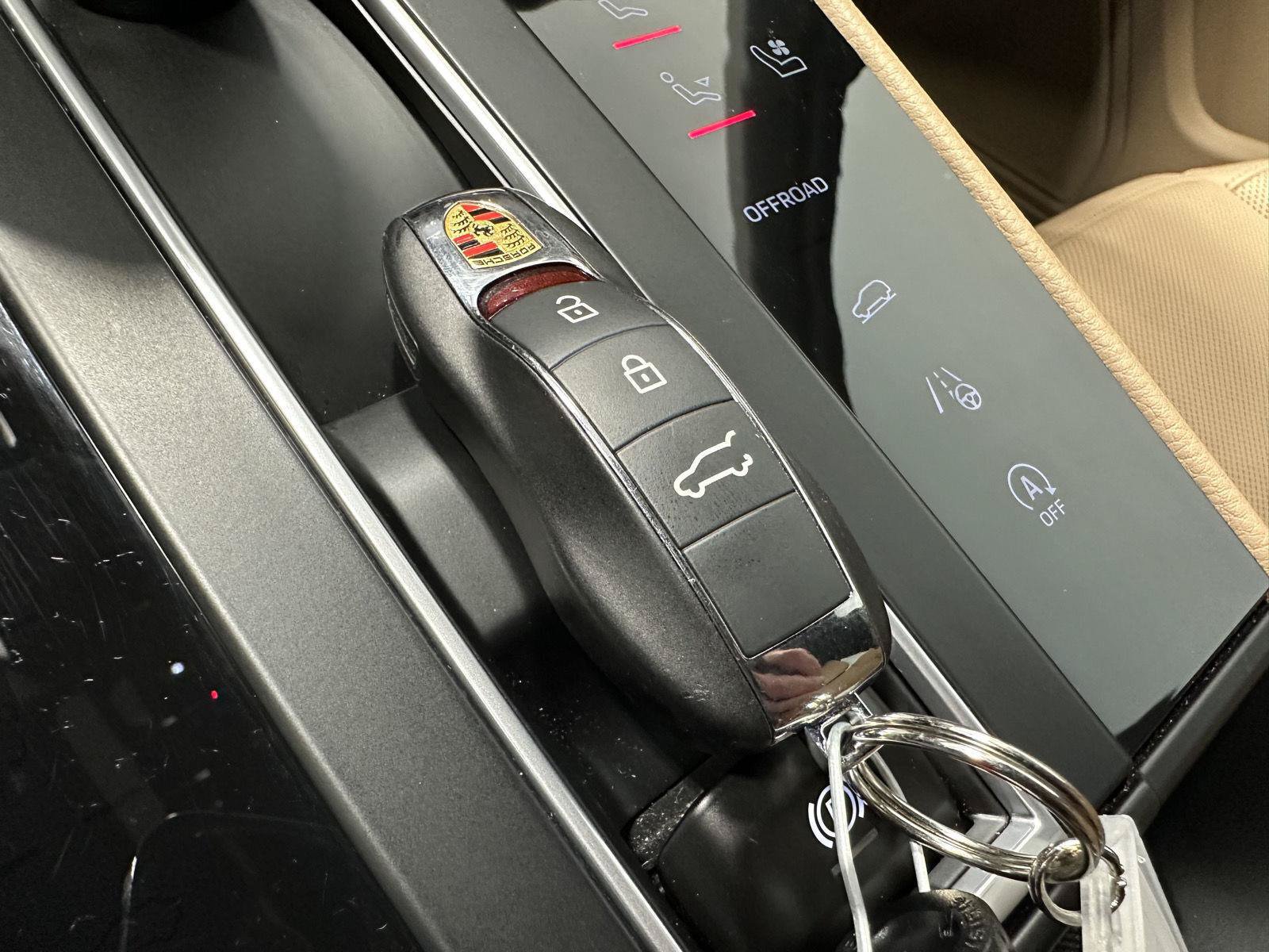 Used 2026 Porsche Macan AWD/4WD image 46