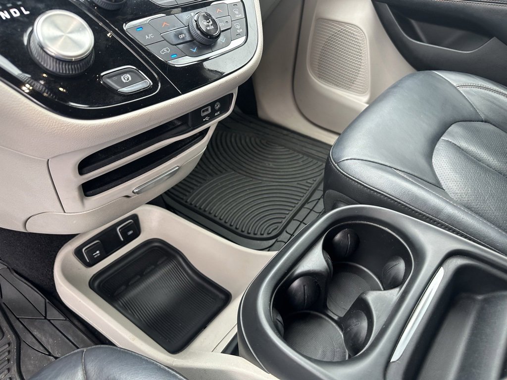 Used 2019 Chrysler Pacifica Touring-L image 15