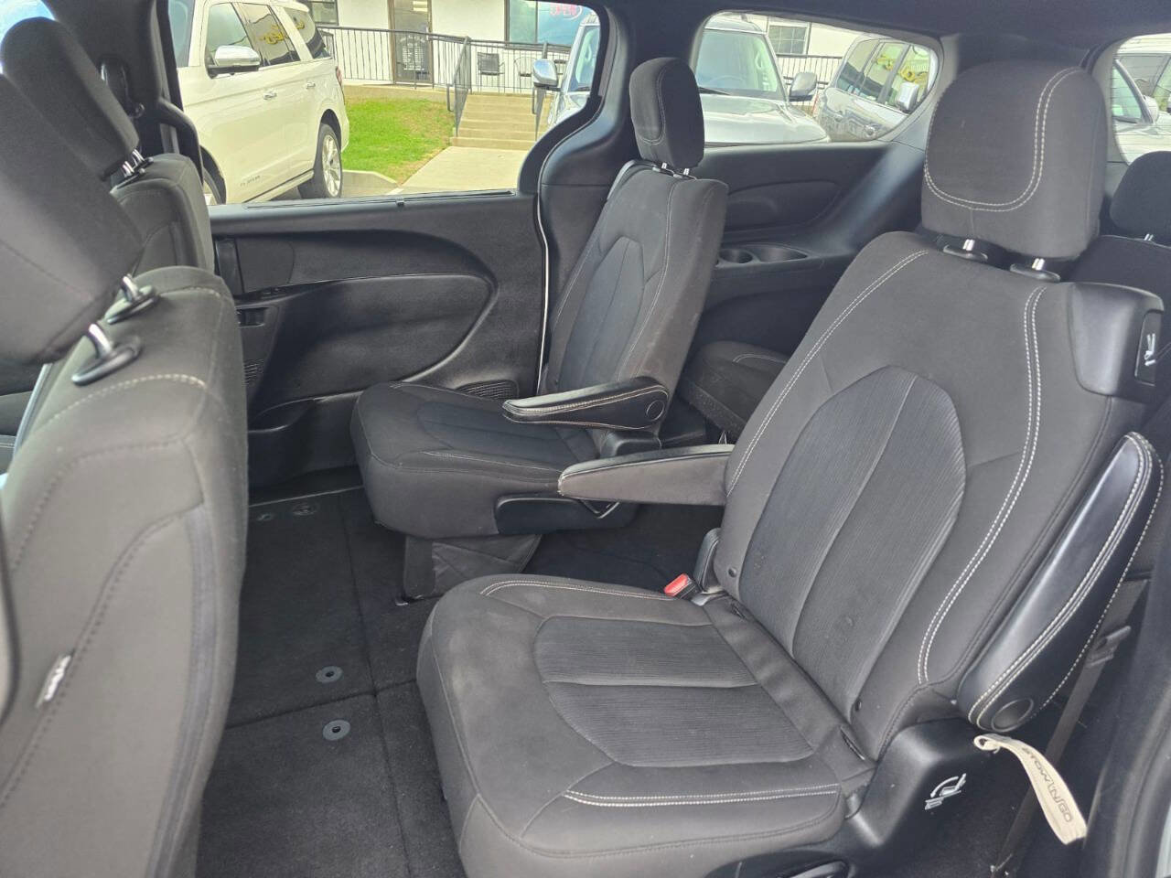 Used 2020 Chrysler Pacifica Touring w/ Advanced Safetytec Group FWD image 37