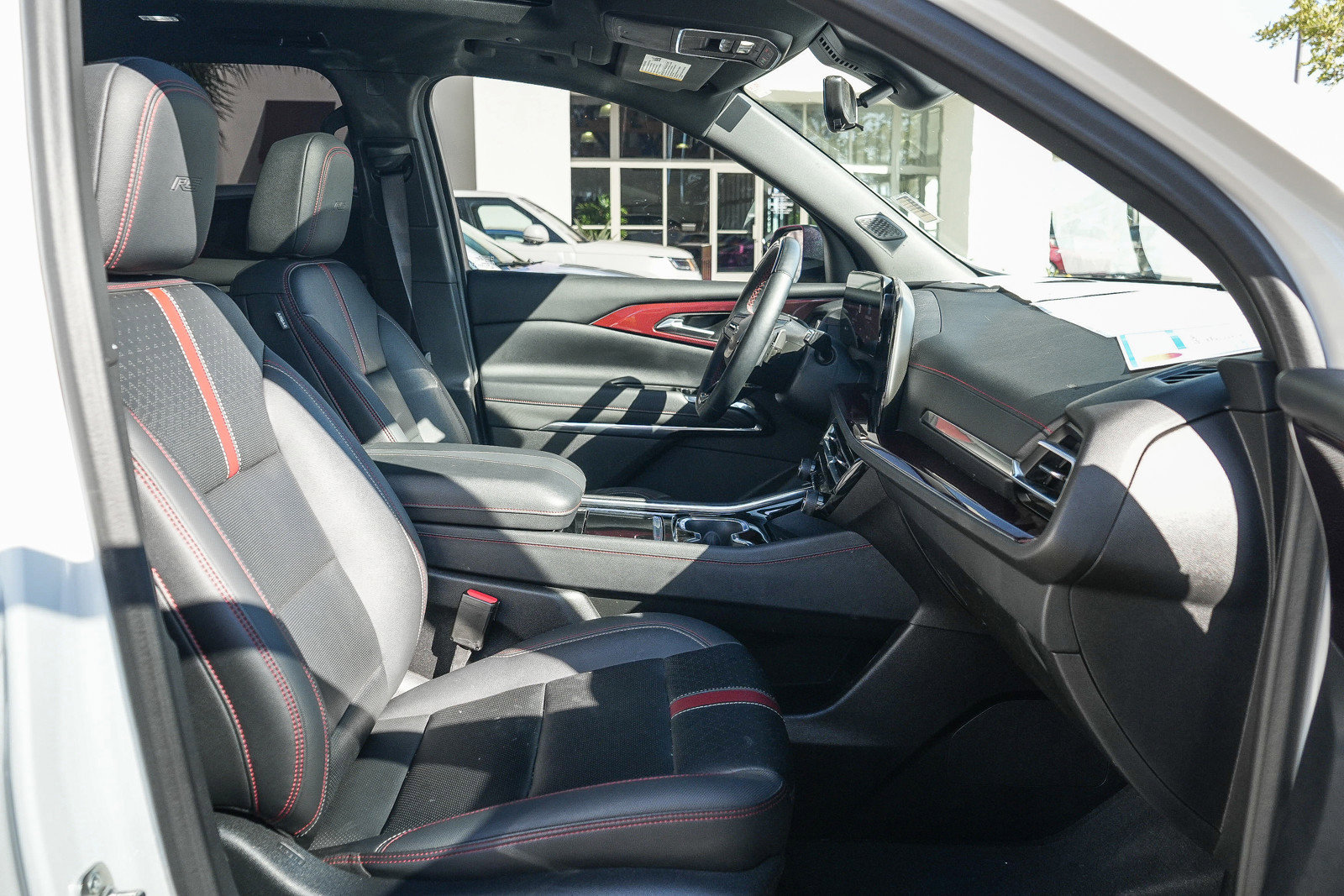 Used 2024 Chevrolet Traverse RS FWD image 17