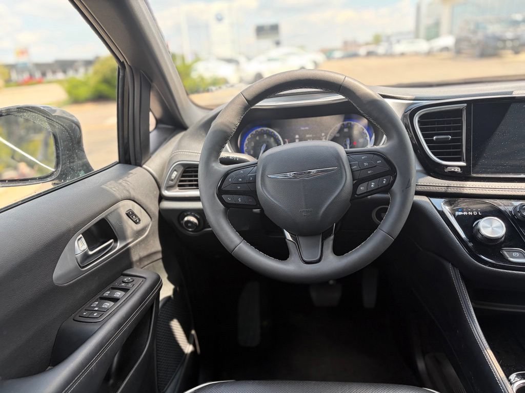 Certified 2025 Chrysler Pacifica Limited FWD image 25
