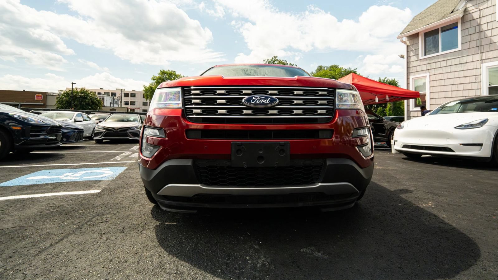 Used 2017 Ford Explorer XLT w/ Equipment Group 202A AWD/4WD image 10