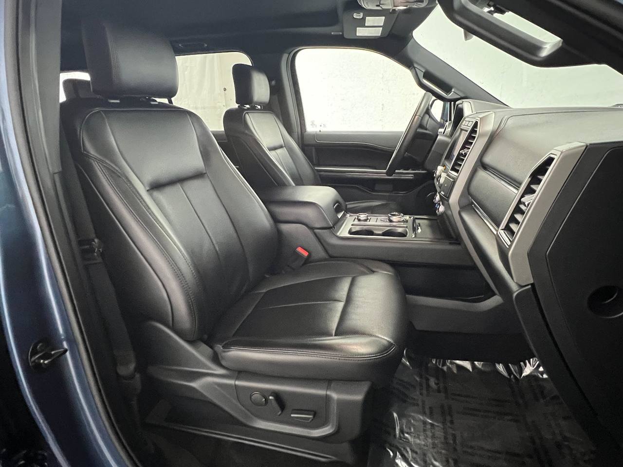 Used 2020 Ford Expedition XLT w/ Equipment Group 202A AWD/4WD image 13