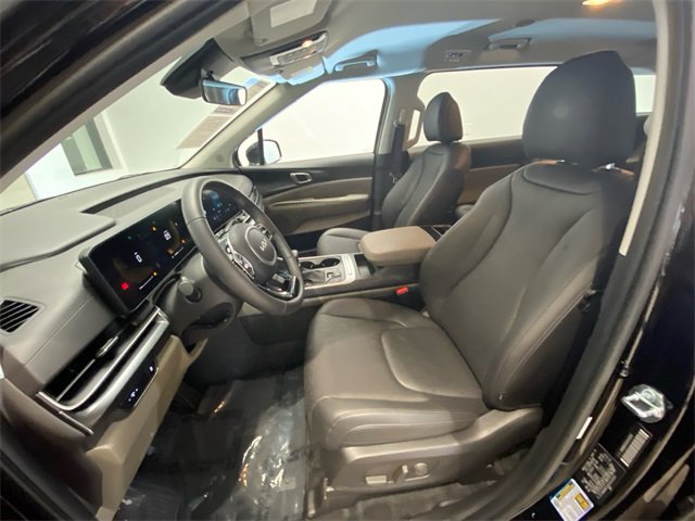 Used 2025 Kia Carnival image 11