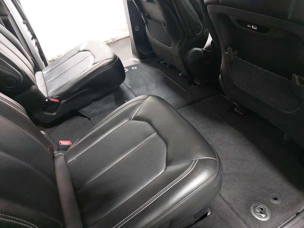 Used 2025 Chrysler Pacifica Select image 11