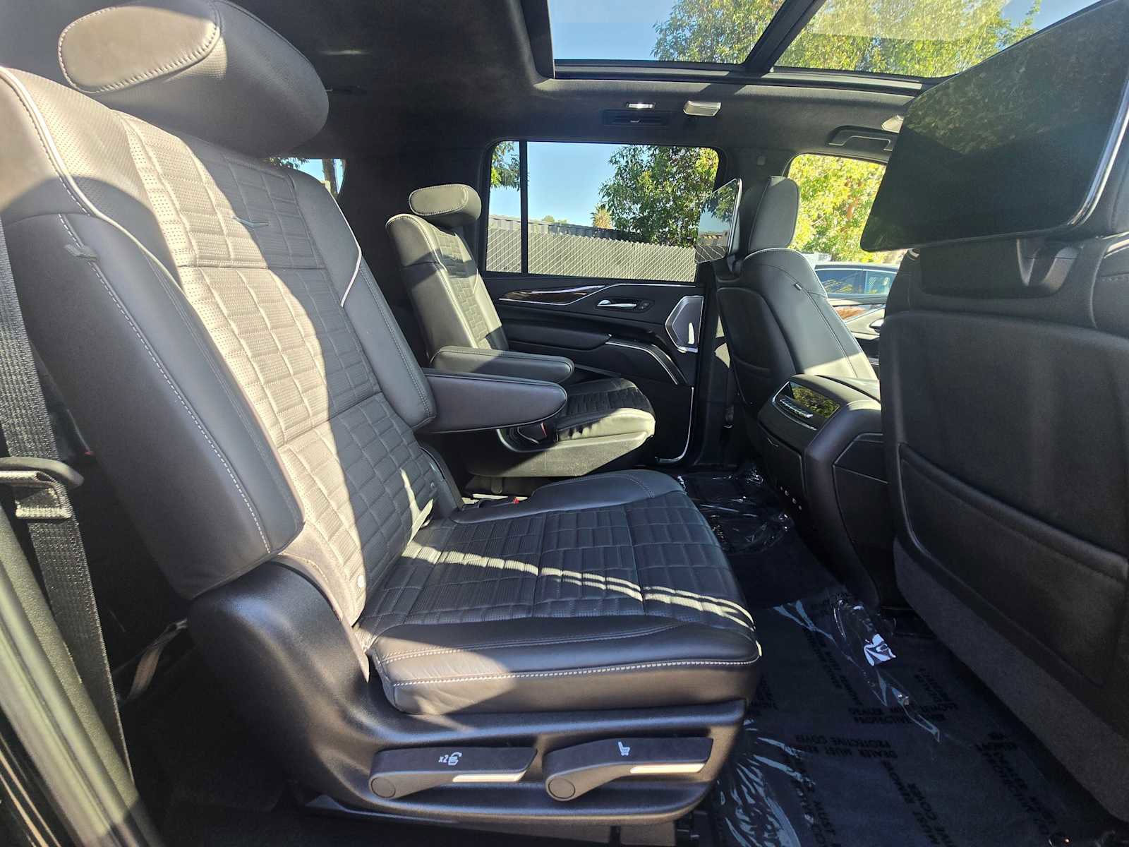Used 2024 Cadillac Escalade ESV Premium Luxury Platinum image 14