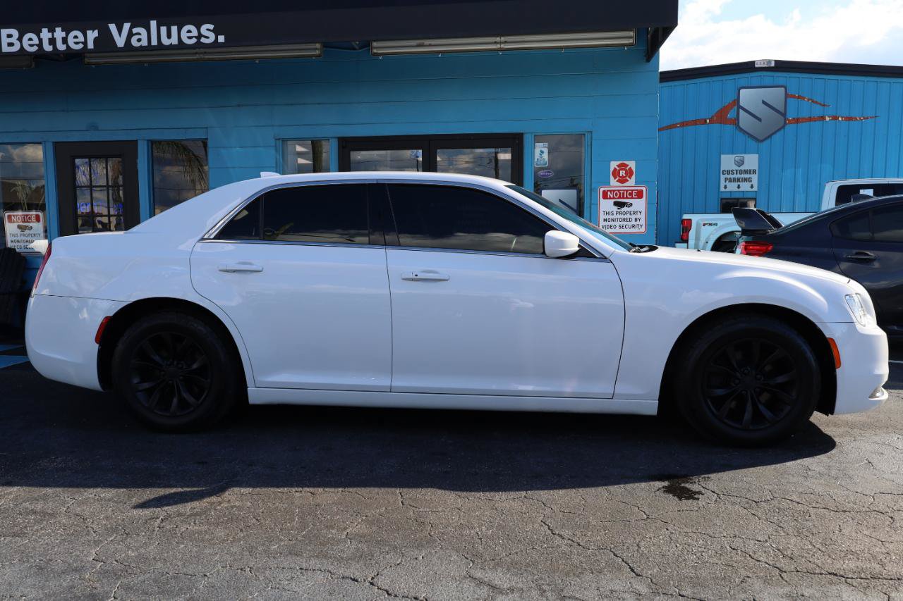Used 2015 Chrysler 300 Limited RWD image 5