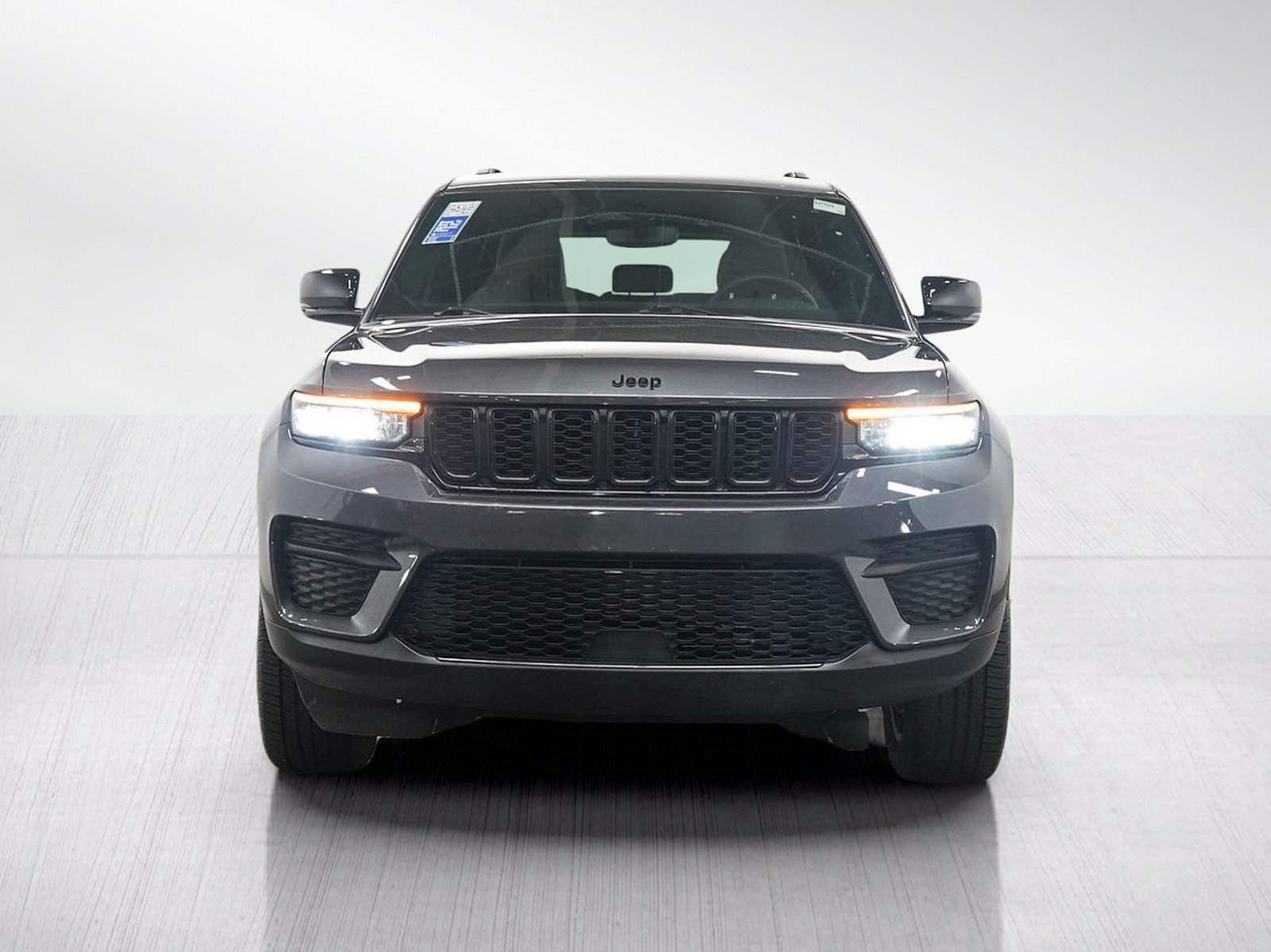 Used 2023 Jeep Grand Cherokee Altitude AWD/4WD image 8