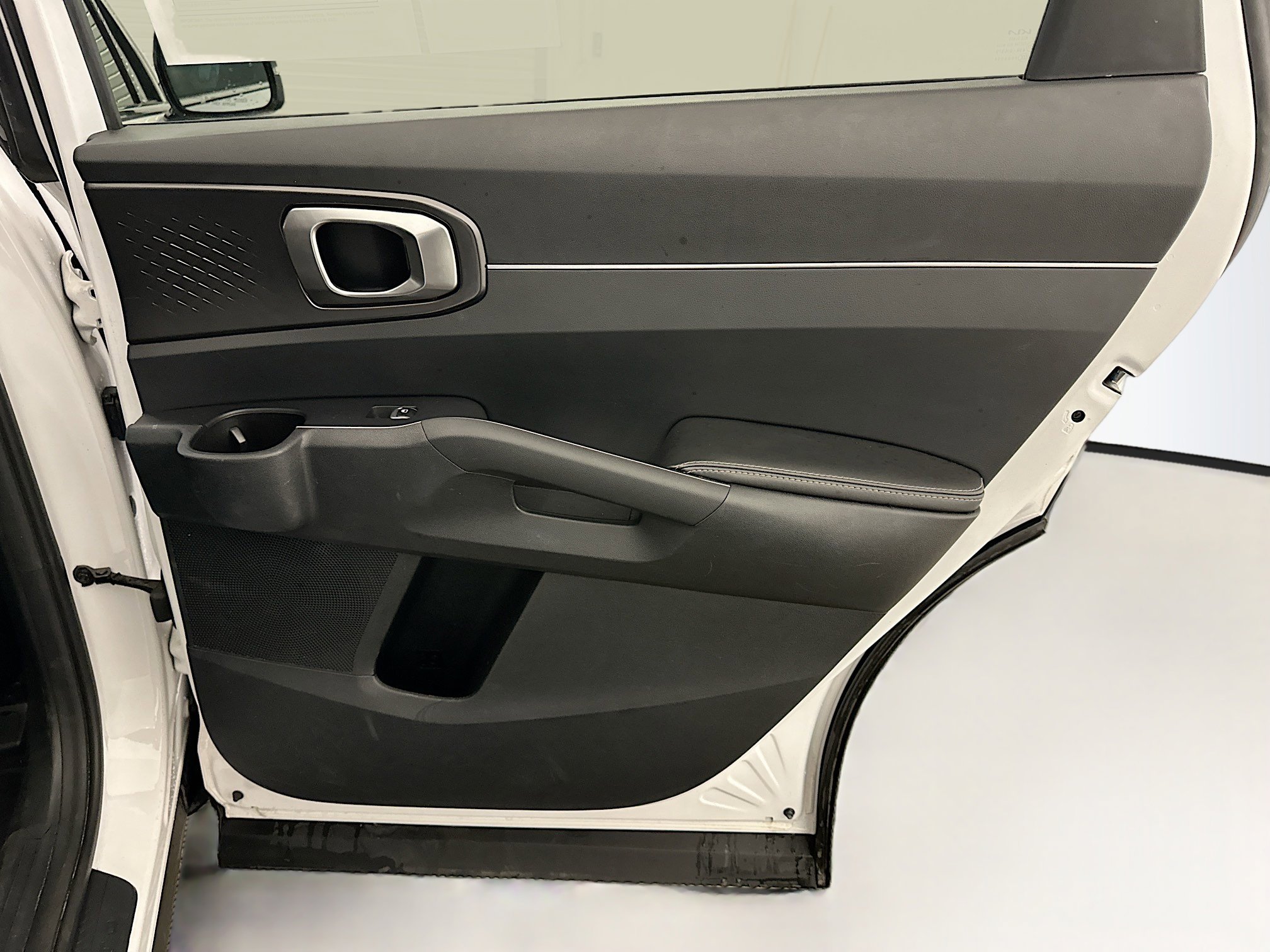 Used 2024 Kia Sorento S image 32