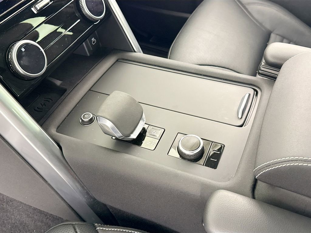 Used 2024 Land Rover Discovery Dynamic SE image 21