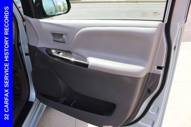 Used 2015 Toyota Sienna XLE FWD image 21