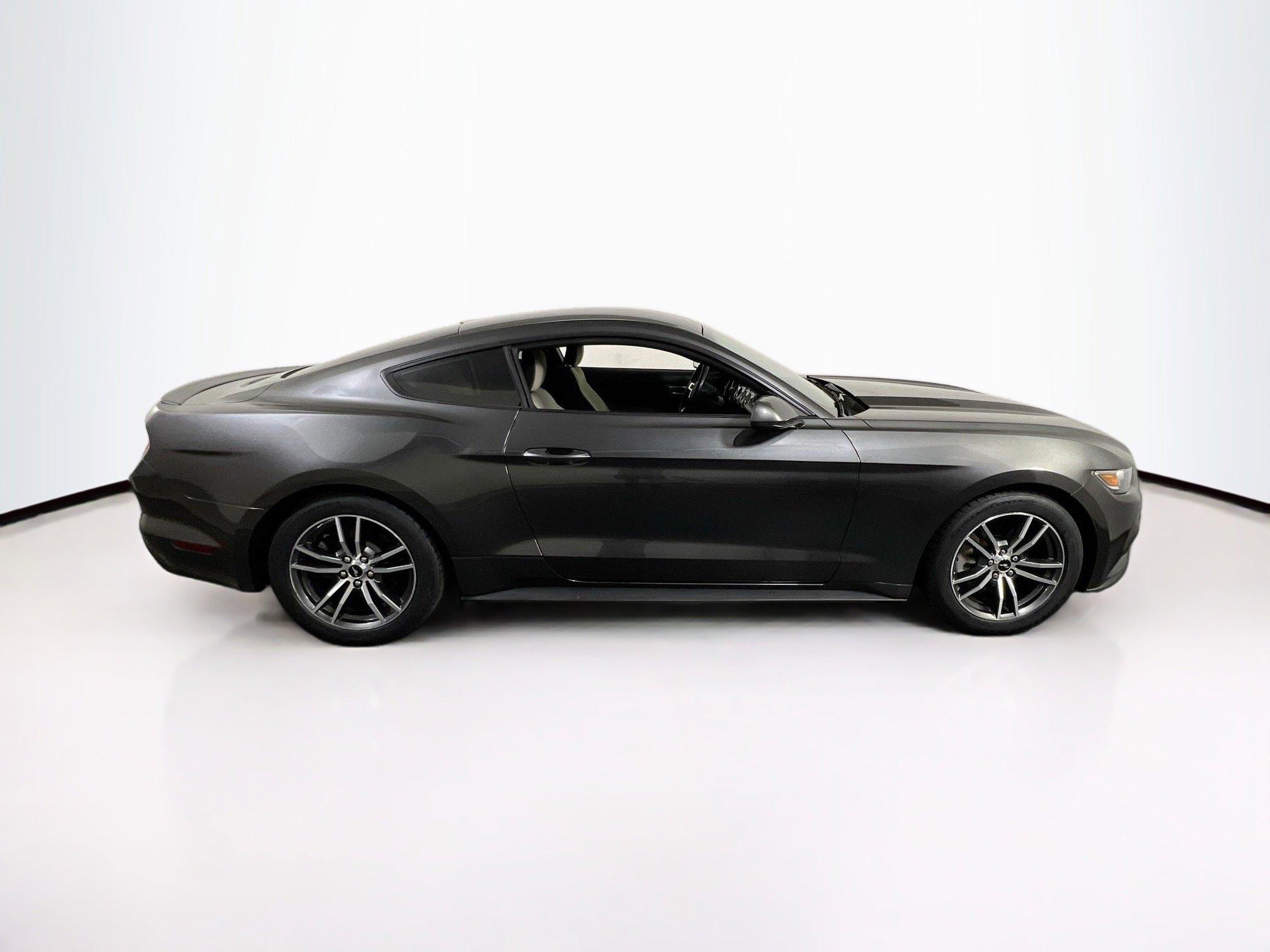 Used 2017 Ford Mustang Coupe image 4