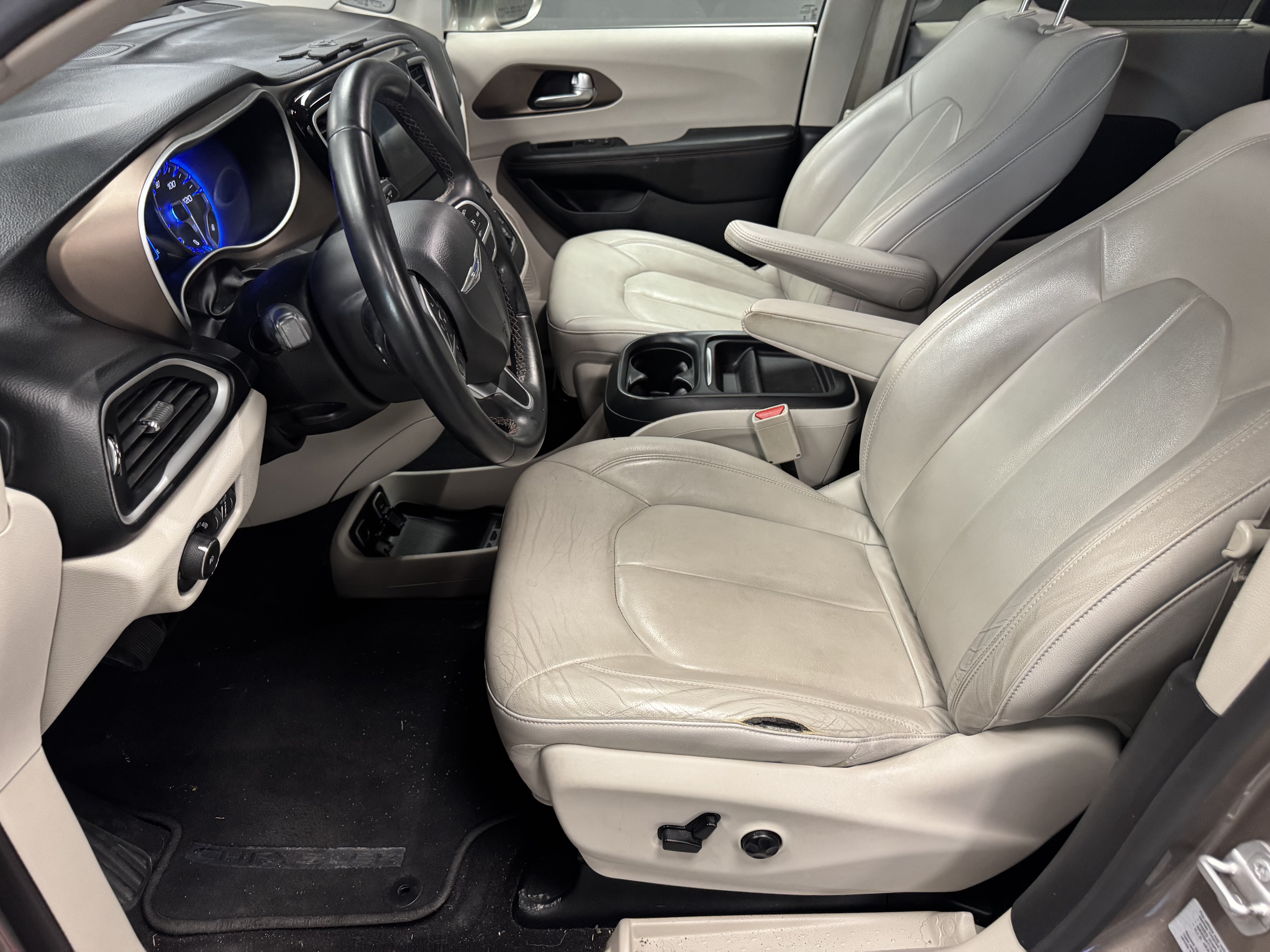 Used 2017 Chrysler Pacifica Touring-L FWD image 8