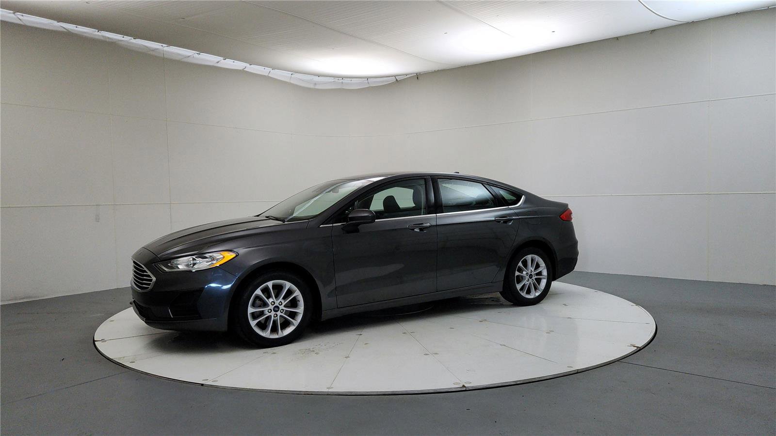 Used 2020 Ford Fusion SE image 3