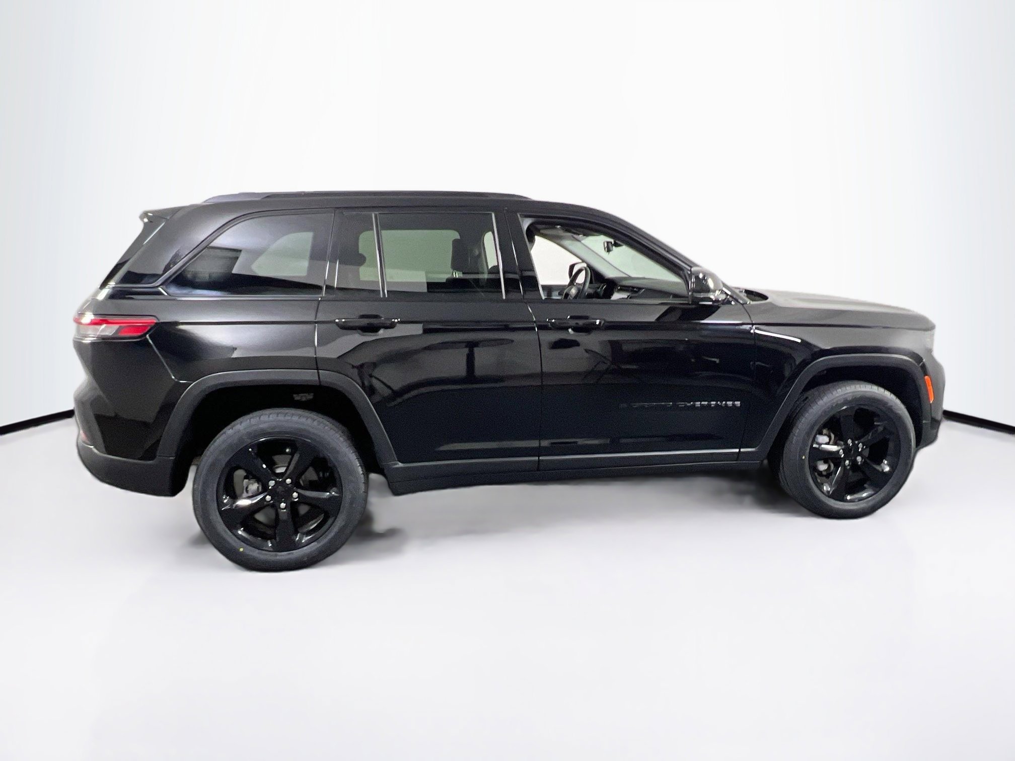 Used 2023 Jeep Grand Cherokee Limited w/ Black Appearance Package image 4