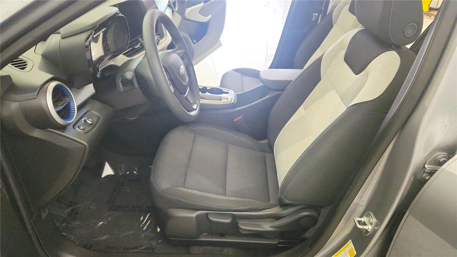 Used 2025 Chevrolet Trax LS w/ Driver Confidence Package FWD image 22