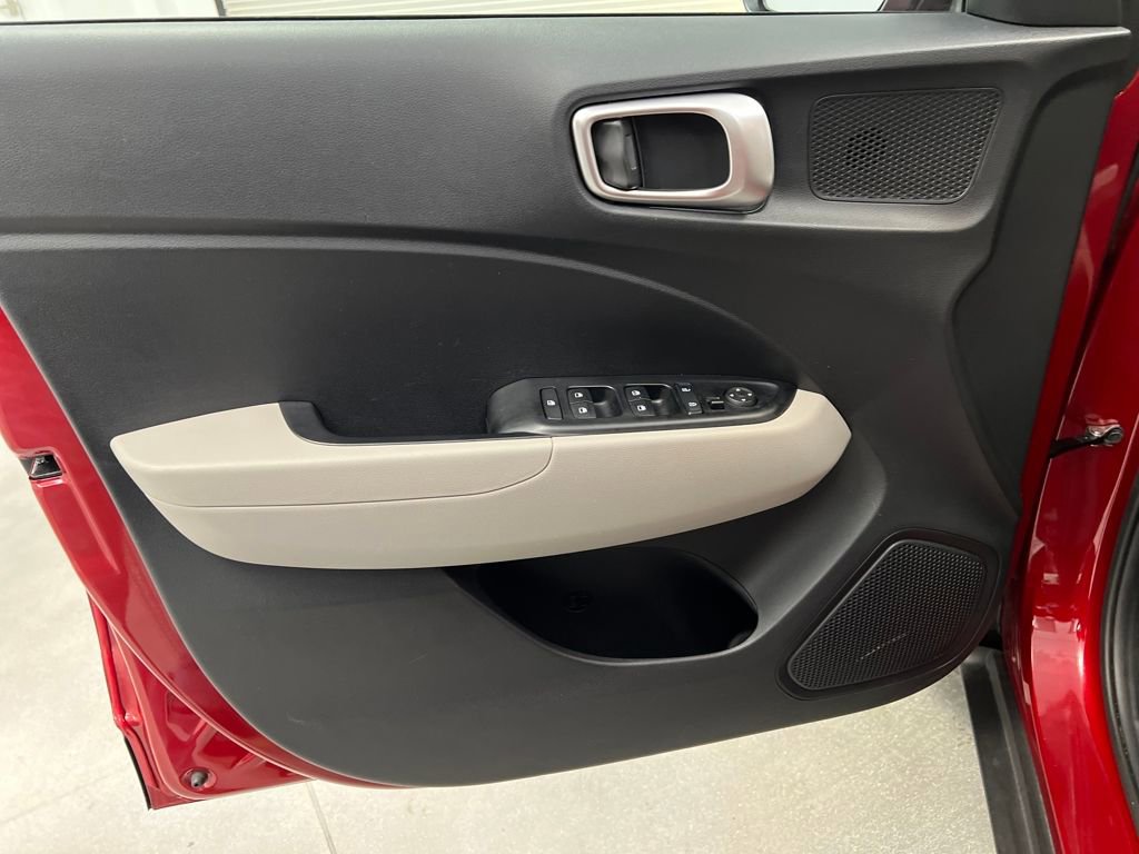 Used 2025 Hyundai Venue SEL image 11